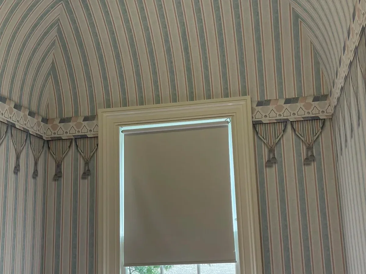 Patterned hallway feature with curved architectural details